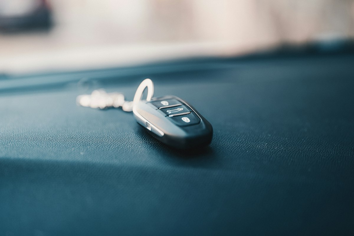 Clé de voiture posée sur un tableau de bord