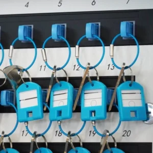 Porte-clés NFC bleus rangés dans l'armoire