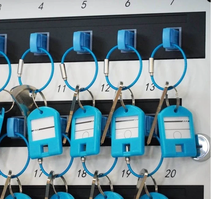 Porte-clés NFC bleus rangés dans l'armoire