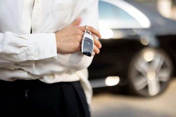 Remise d'une clé de voiture