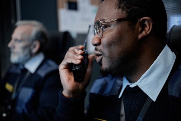 Agents de sécurité en communication radio