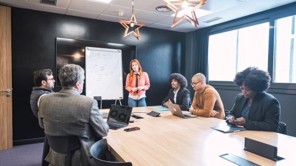 Réunion d'équipe dans une salle de bureau